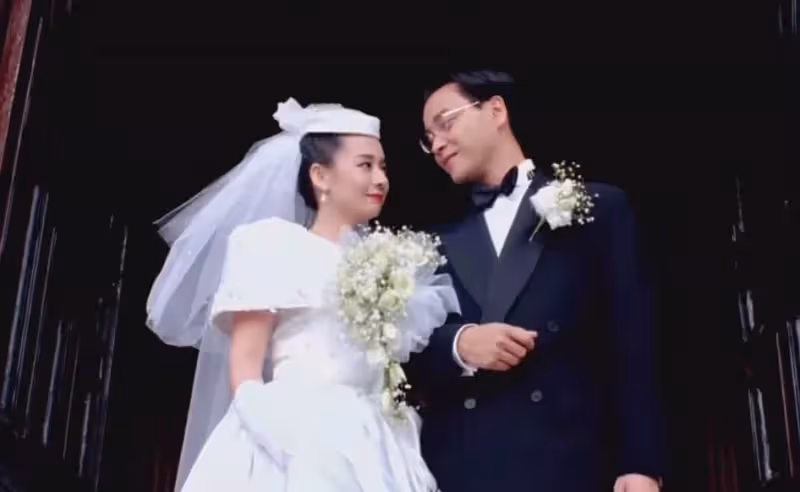 62歲毛舜筠出國和家人團聚,一頭金髮顯年輕,倆女兒高顏值似混血,網友:太像姐妹三人了