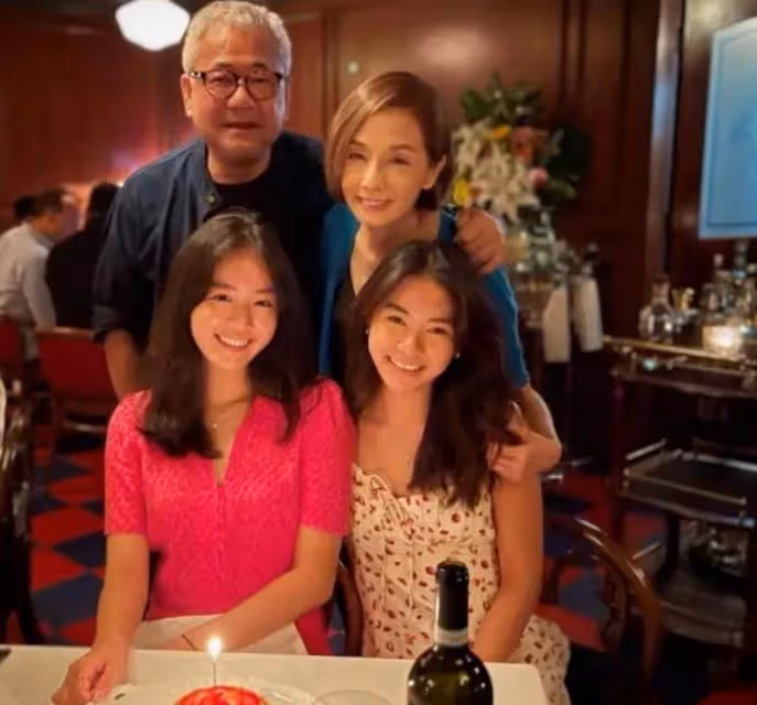 62歲毛舜筠出國和家人團聚,一頭金髮顯年輕,倆女兒高顏值似混血,網友:太像姐妹三人了