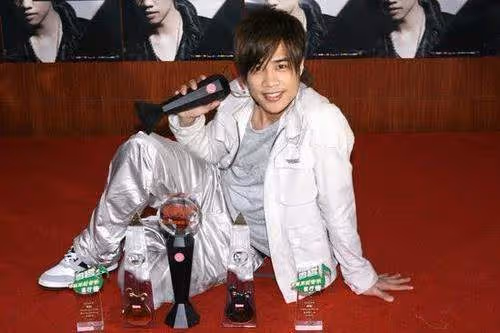 曾跟周杰倫齊名!40歲男星「家中吐黑血命危」消失多年 復出不到2個月「身體又出狀況」緊急取消活動