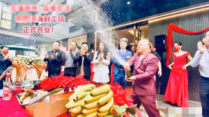 68歲「大B哥」深圳餐廳開業!現場十分熱鬧,苗僑偉、吳京送祝福