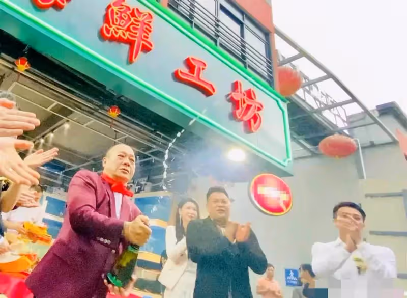 68歲「大B哥」深圳餐廳開業!現場十分熱鬧,苗僑偉、吳京送祝福