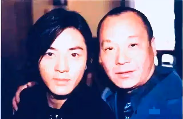 68歲「大B哥」深圳餐廳開業!現場十分熱鬧,苗僑偉、吳京送祝福