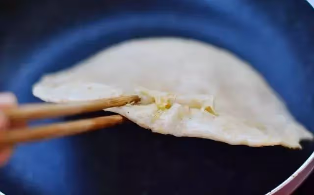 3塊錢做的雞蛋灌餅,教你一招鬆脆起層,孩子最愛吃!