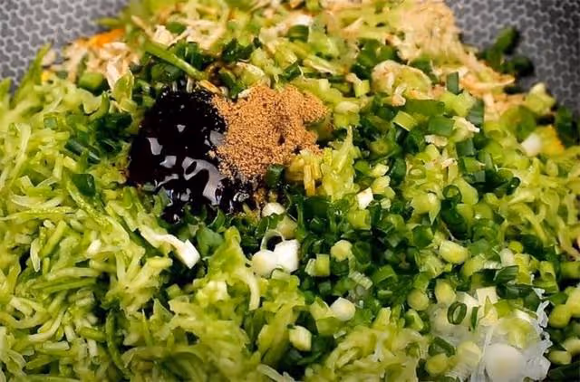吃了30年西葫蘆,只服這種獨特做法,一次做5斤,夏天吃太美味了