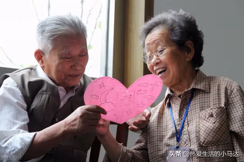 積蓄全給兒女!75歲老人:「在兒女家輪流養老後」我才發現 晚年「守好這3樣」才能舒心又踏實