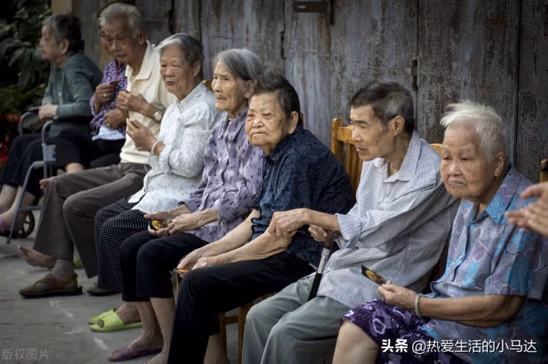積蓄全給兒女!75歲老人:「在兒女家輪流養老後」我才發現 晚年「守好這3樣」才能舒心又踏實