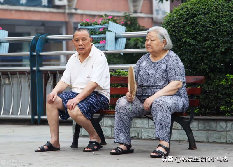 積蓄全給兒女!75歲老人:「在兒女家輪流養老後」我才發現 晚年「守好這3樣」才能舒心又踏實