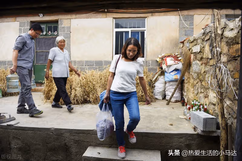 積蓄全給兒女!75歲老人:「在兒女家輪流養老後」我才發現 晚年「守好這3樣」才能舒心又踏實