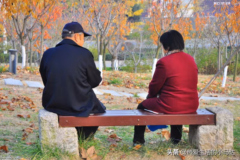 積蓄全給兒女!75歲老人:「在兒女家輪流養老後」我才發現 晚年「守好這3樣」才能舒心又踏實