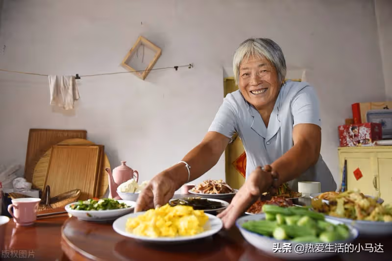 積蓄全給兒女!75歲老人:「在兒女家輪流養老後」我才發現 晚年「守好這3樣」才能舒心又踏實