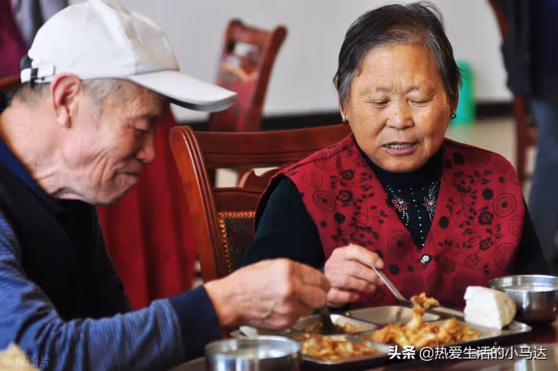 積蓄全給兒女!75歲老人:「在兒女家輪流養老後」我才發現 晚年「守好這3樣」才能舒心又踏實