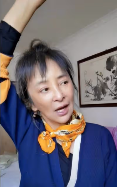 59歲李勤勤陷整容風波，頭髮花白被指認不出，曾3嫁老外至今單身