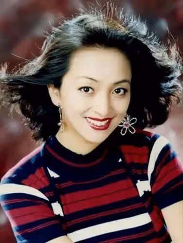 59歲李勤勤陷整容風波,頭髮花白被指認不出,曾3嫁老外至今單身