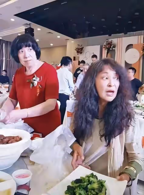 59歲李勤勤陷整容風波,頭髮花白被指認不出,曾3嫁老外至今單身