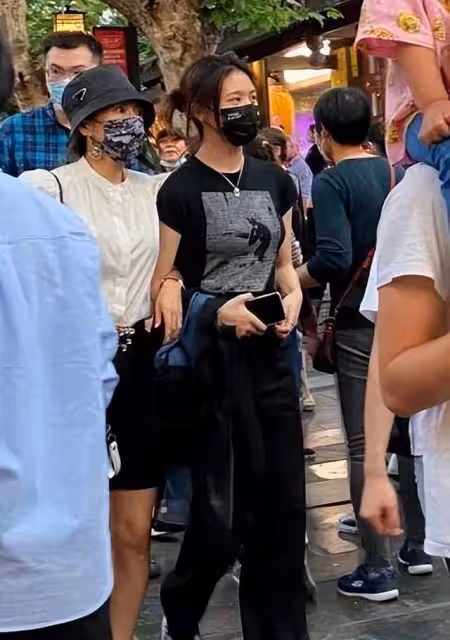 汪峰大女兒站C位大跳熱舞,染金髮顏值出挑,身材火辣星味十足