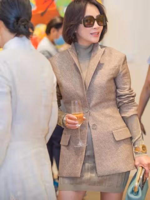 57歲劉嘉玲看展和男友人貼面熱聊,曬美腿白得發光,手戴金表亮眼