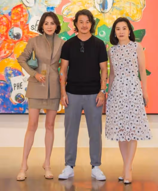57歲劉嘉玲看展和男友人貼面熱聊,曬美腿白得發光,手戴金表亮眼