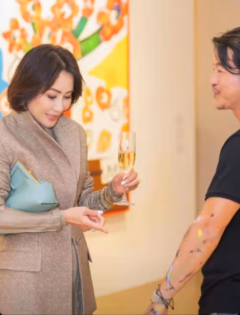 57歲劉嘉玲看展和男友人貼面熱聊,曬美腿白得發光,手戴金表亮眼
