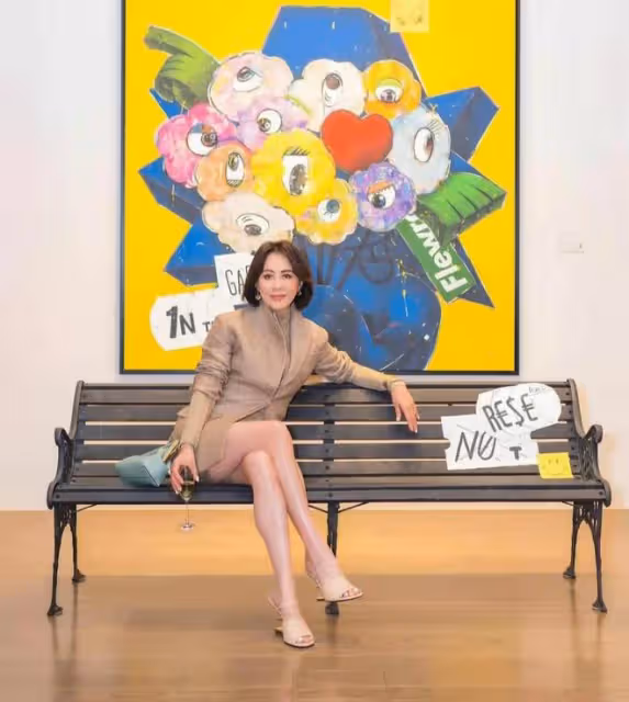 57歲劉嘉玲看展和男友人貼面熱聊,曬美腿白得發光,手戴金表亮眼