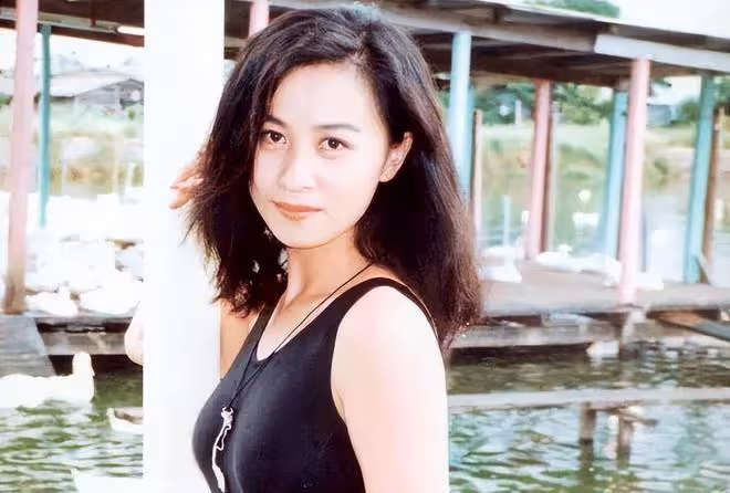 57歲劉嘉玲看展和男友人貼面熱聊,曬美腿白得發光,手戴金表亮眼