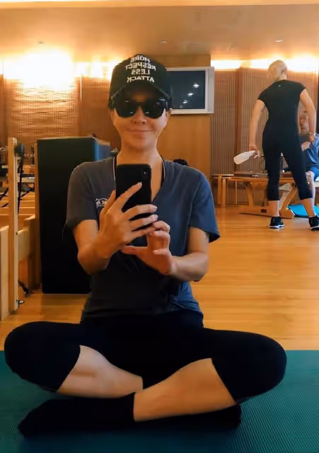 57歲劉嘉玲看展和男友人貼面熱聊,曬美腿白得發光,手戴金表亮眼