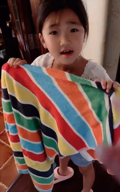 李菁菁三婚老公罕秀幸福,夫妻暑假帶三娃超忙碌,一家五口很和諧