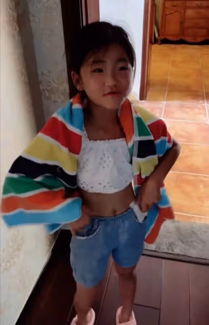 李菁菁三婚老公罕秀幸福,夫妻暑假帶三娃超忙碌,一家五口很和諧