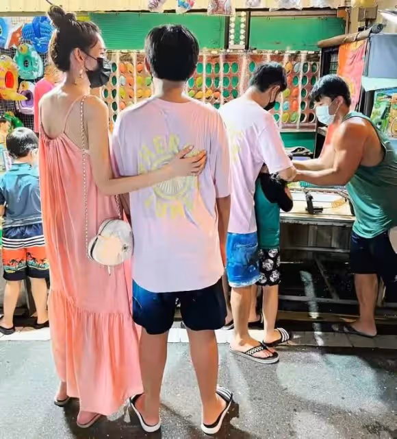 林志穎一家五口逛夜市,12歲Kimi高大壯實似大人,曾自曝想當網紅