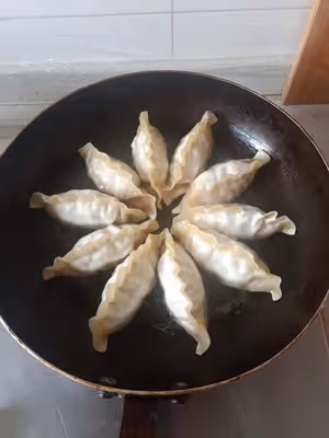 必品閣餃子抱蛋