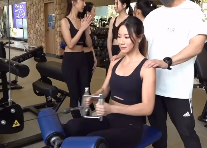 港姐20強健身房秀身材!滿屏小蠻腰大長腿,多位選手拉筋痛到大叫