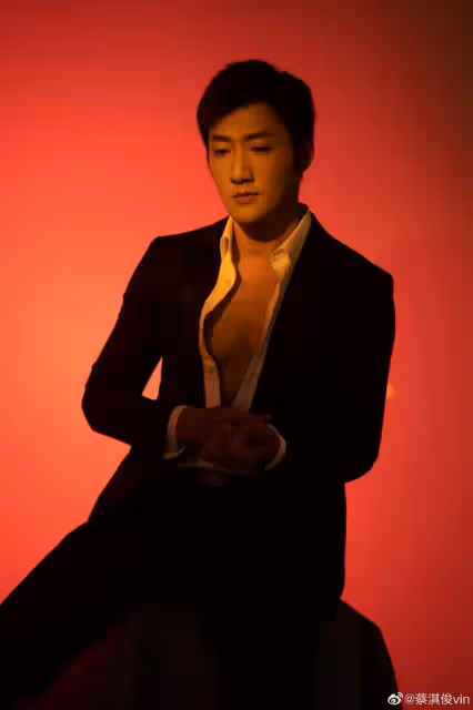 關係曖昧!TVB前男星與男友人KTV十指緊扣,當事人回應新戀情
