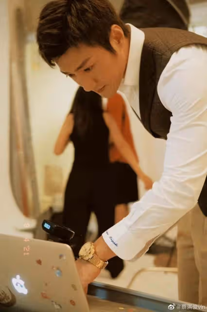關係曖昧!TVB前男星與男友人KTV十指緊扣,當事人回應新戀情
