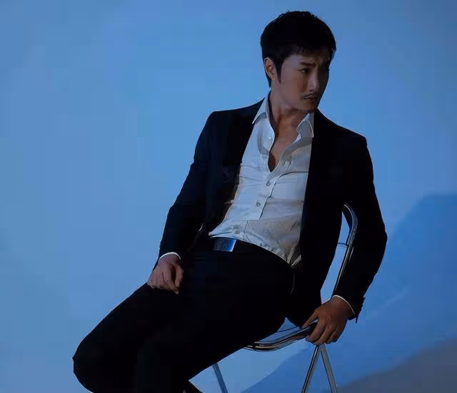 關係曖昧!TVB前男星與男友人KTV十指緊扣,當事人回應新戀情