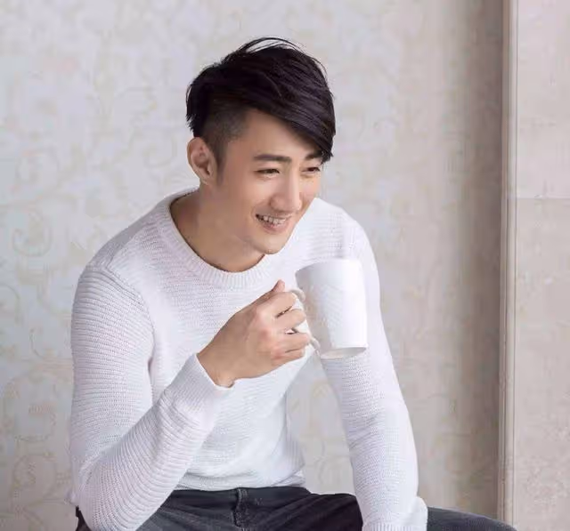 關係曖昧!TVB前男星與男友人KTV十指緊扣,當事人回應新戀情
