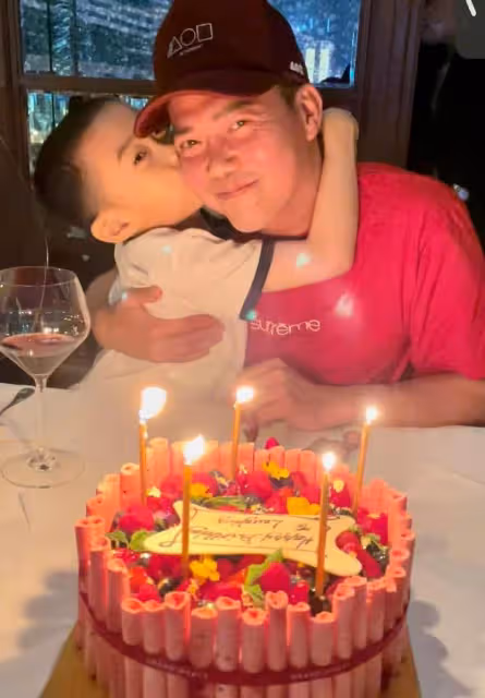 55歲港星謝天華曬慶生照,7歲兒子4歲女兒齊吻臉,紅光滿面氣色好