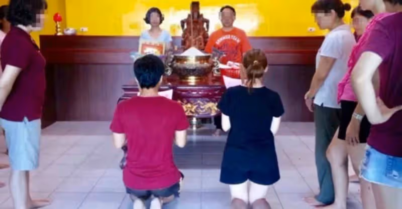 自稱玉皇、觀音！夫妻坐上神壇「供信眾膜拜」：這是神明的高度　他們「狂撈700萬」結局讓人笑了