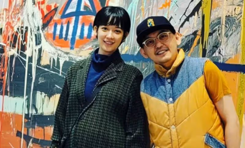 50歲黃子佼喜得愛女,首曬女兒超萌照,大眼睛對鏡甜笑,五官超像爸爸