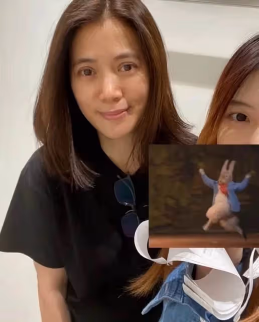 50歲袁詠儀素顏與網友合影,主動要求不用美顏,懟臉拍被贊像35歲,網友:活成了女人羨慕的樣子