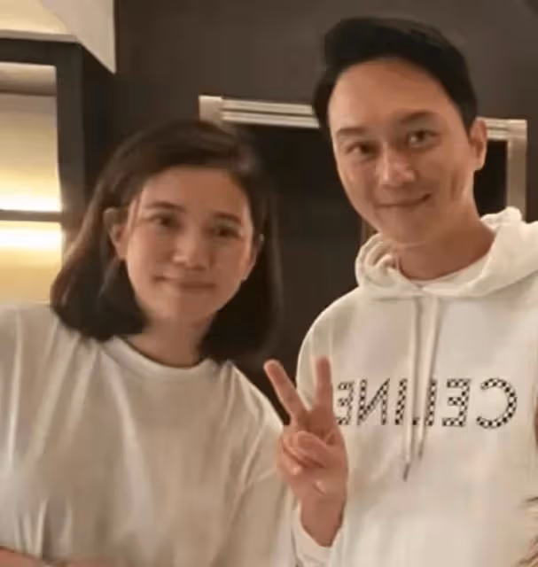 50歲袁詠儀素顏與網友合影,主動要求不用美顏,懟臉拍被贊像35歲,網友:活成了女人羨慕的樣子
