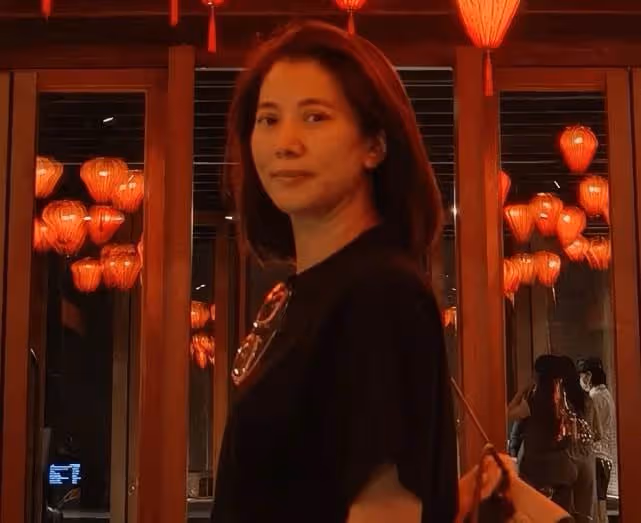 50歲袁詠儀素顏與網友合影,主動要求不用美顏,懟臉拍被贊像35歲,網友:活成了女人羨慕的樣子