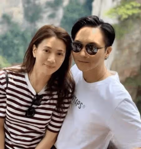 50歲袁詠儀素顏與網友合影,主動要求不用美顏,懟臉拍被贊像35歲,網友:活成了女人羨慕的樣子
