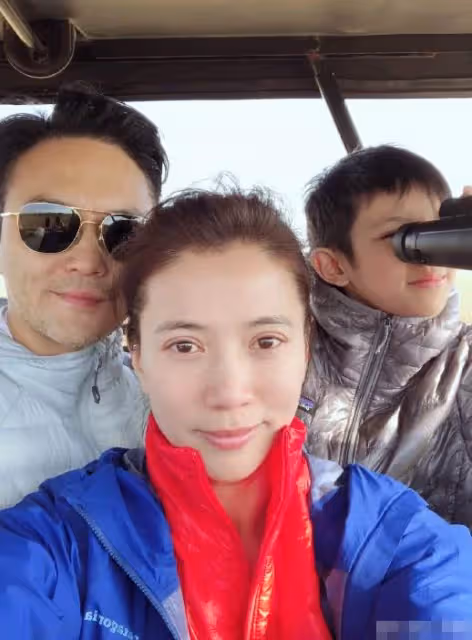 50歲袁詠儀素顏與網友合影,主動要求不用美顏,懟臉拍被贊像35歲,網友:活成了女人羨慕的樣子