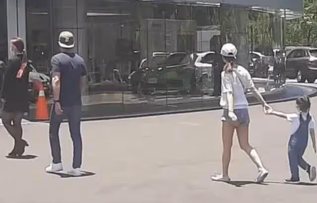 林心如全家聚餐！素顏出鏡似路人，5歲女兒罕見出鏡，霍建華寵妻疼女露笑臉太少見