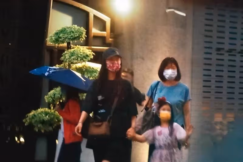 林心如全家聚餐！素顏出鏡似路人，5歲女兒罕見出鏡，霍建華寵妻疼女露笑臉太少見