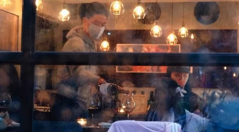 林心如全家聚餐！素顏出鏡似路人，5歲女兒罕見出鏡，霍建華寵妻疼女露笑臉太少見