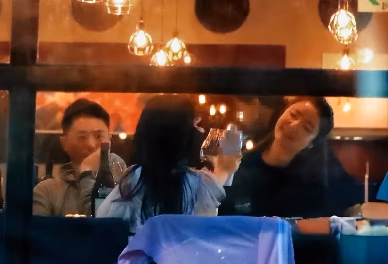 林心如全家聚餐!素顏出鏡似路人,5歲女兒罕見出鏡,霍建華寵妻疼女露笑臉太少見