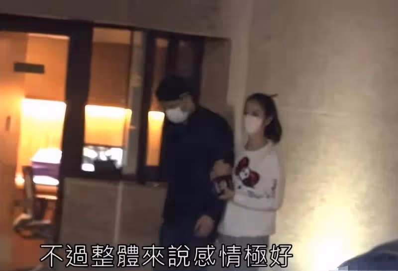 林心如全家聚餐!素顏出鏡似路人,5歲女兒罕見出鏡,霍建華寵妻疼女露笑臉太少見