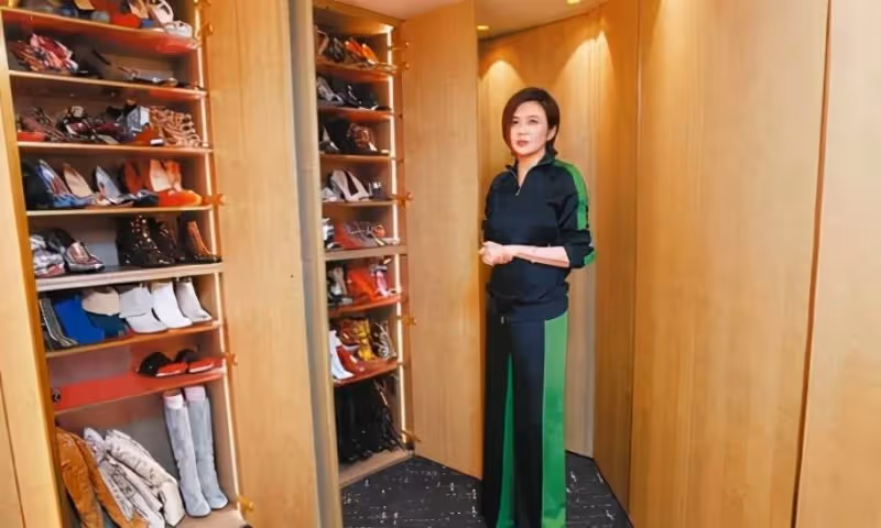 走進關之琳的豪宅,屋內起碼有200平米,出門就到達維多利亞港