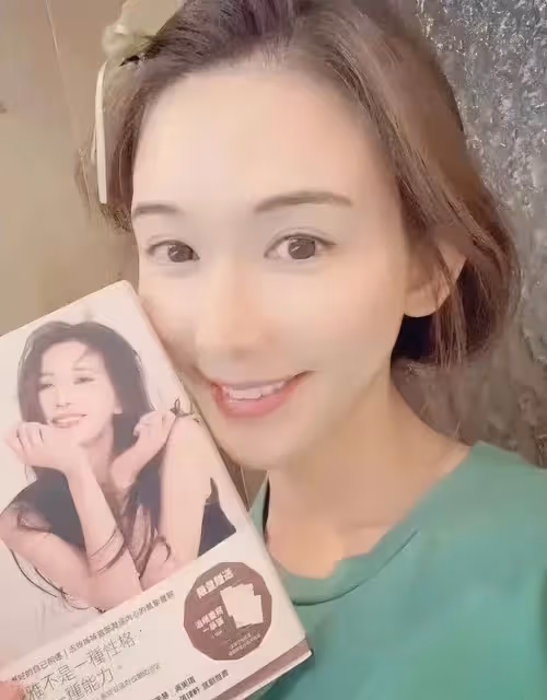 47歲林志玲罕見曬私照！淡妝出鏡穿居家服，高調做宣傳少女感太絕，網友：宛如鄰家小妹