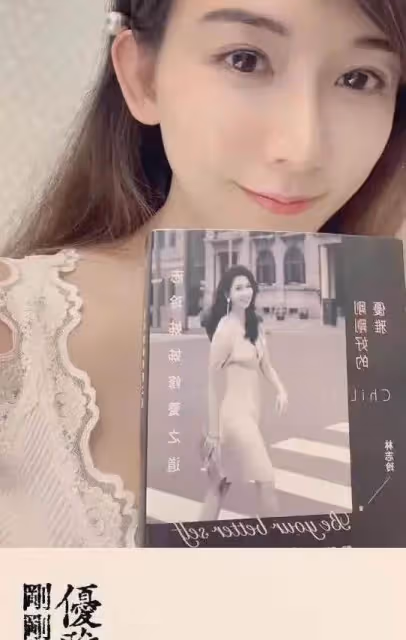47歲林志玲罕見曬私照！淡妝出鏡穿居家服，高調做宣傳少女感太絕，網友：宛如鄰家小妹